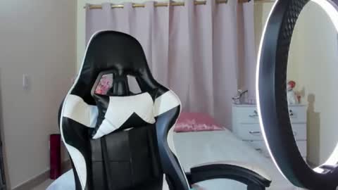 Snapshot of fernanda_151 chatting on February 15, 2:30 am fernanda_151 online show from February 15, 2:30 am