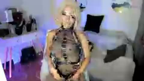 ferrocious_olive69 online show from June 16, 2:58 am