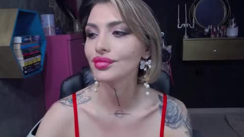 Snapshot of fetishsarah chatting on December 19, 6:01 pm Sarah online show from December 19, 6:01 pm