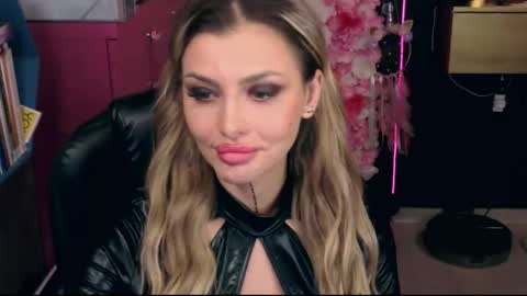 Snapshot of fetishsarah chatting on November 1, 7:49 pm Sarah online show from November 1, 7:49 pm