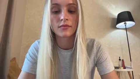 Snapshot of fflloowweerr chatting on September 20, 10:49 am Lisa online show from September 20, 10:49 am