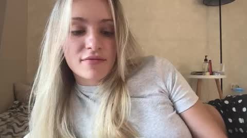 Snapshot of fflloowweerr chatting on September 21, 9:00 am Lisa online show from September 21, 9:00 am