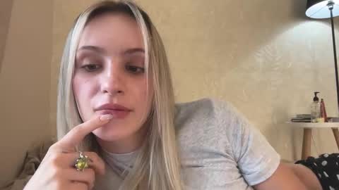 Snapshot of fflloowweerr chatting on September 22, 10:28 am Lisa online show from September 22, 10:28 am