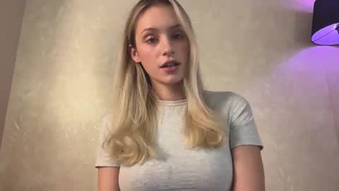 Snapshot of fflloowweerr chatting on October 1, 11:49 am Lisa online show from October 1, 11:49 am