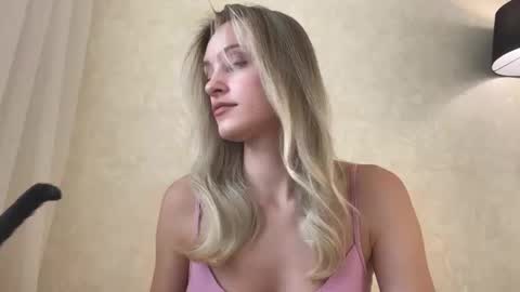 Snapshot of fflloowweerr chatting on October 5, 6:01 am Lisa online show from October 5, 6:01 am