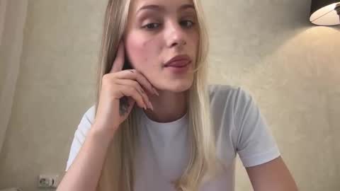 Snapshot of fflloowweerr chatting on October 8, 8:23 am Lisa online show from October 8, 8:23 am