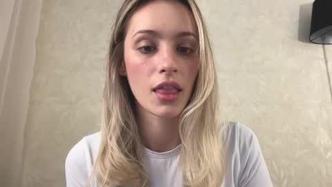 Snapshot of fflloowweerr chatting on October 17, 9:23 am Lisa online show from October 17, 9:23 am