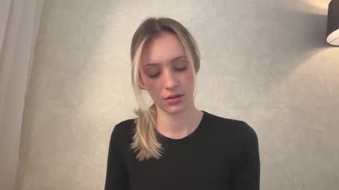 Snapshot of fflloowweerr chatting on October 23, 8:35 am Lisa online show from October 23, 8:35 am