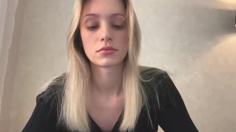 Snapshot of fflloowweerr chatting on December 1, 7:13 am Lisa online show from December 1, 7:13 am