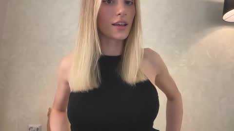 Snapshot of fflloowweerr chatting on December 3, 7:27 am Lisa online show from December 3, 7:27 am