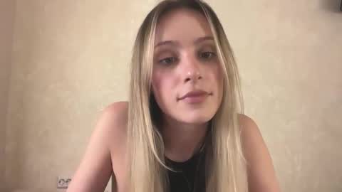 Snapshot of fflloowweerr chatting on December 14, 10:42 am Lisa online show from December 14, 10:42 am