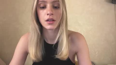 Snapshot of fflloowweerr chatting on December 15, 11:36 am Lisa online show from December 15, 11:36 am