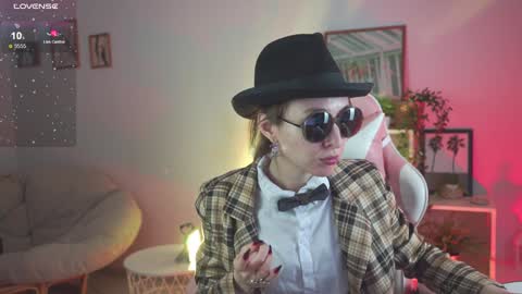 Snapshot of filipinaadams chatting on December 4, 8:34 am cap and Lana  online show from December 4, 8:34 am