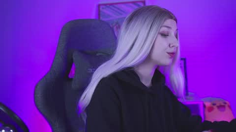 Snapshot of filipinaadams chatting on December 21, 8:28 am cap and Lana  online show from December 21, 8:28 am