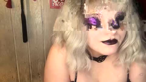 Snapshot of findommefoxi chatting on February 6, 12:37 pm findommefoxi online show from February 6, 12:37 pm