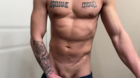 Snapshot of fithornyandtatted chatting on February 17, 11:20 pm fithornyandtatted online show from February 17, 11:20 pm