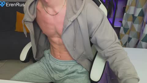 Snapshot of fixsicki chatting on December 5, 10:34 pm Eren. online show from December 5, 10:34 pm