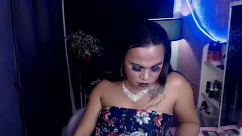 Snapshot of flirtangel93 chatting on February 11, 11:33 pm Angel online show from February 11, 11:33 pm