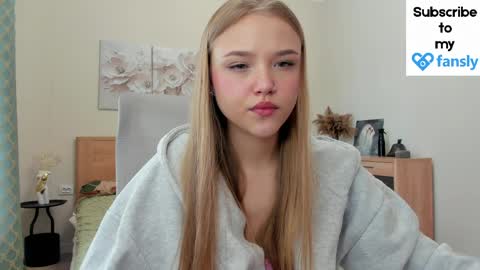Snapshot of flooora_0 chatting on April 7, 1:28 am Mona online show from April 7, 1:28 am