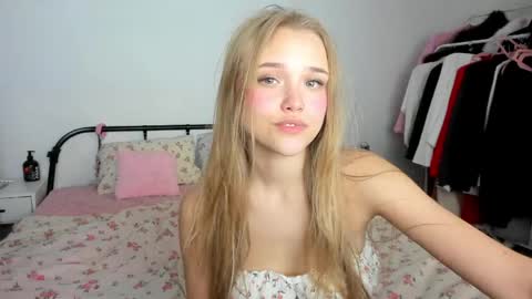 Snapshot of flooora_0 chatting on April 13, 2:00 pm Mona online show from April 13, 2:00 pm