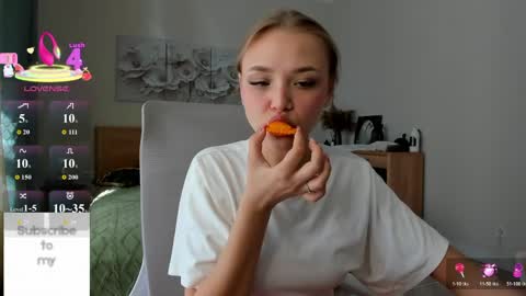 Snapshot of flooora_0 chatting on May 2, 1:54 am Mona online show from May 2, 1:54 am