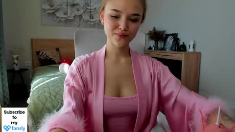 Snapshot of flooora_0 chatting on May 12, 1:25 am Mona online show from May 12, 1:25 am