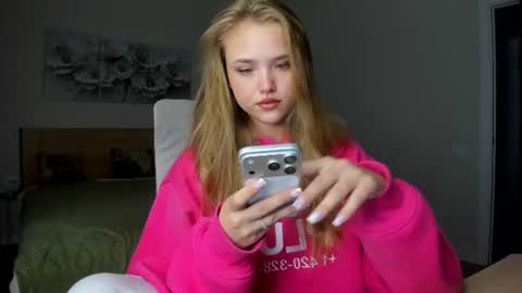 Snapshot of flooora_0 chatting on June 15, 11:29 pm Mona online show from June 15, 11:29 pm