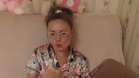 Snapshot of flowercandydoll13 chatting on July 20, 8:33 pm say meow and send tip online show from July 20, 8:33 pm