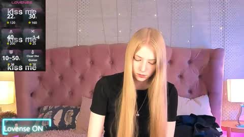 Snapshot of fluffy_ice chatting on September 14, 9:47 pm Mia online show from September 14, 9:47 pm