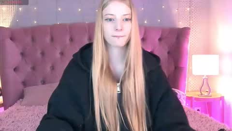 Snapshot of fluffy_ice chatting on September 19, 9:37 pm Mia online show from September 19, 9:37 pm