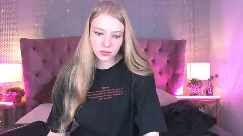 Snapshot of fluffy_ice chatting on October 9, 9:57 pm Mia online show from October 9, 9:57 pm