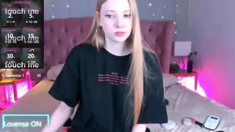 Snapshot of fluffy_ice chatting on October 24, 4:03 pm Mia online show from October 24, 4:03 pm