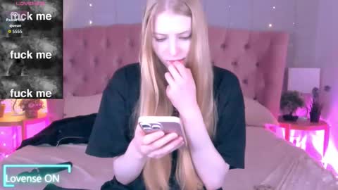 Snapshot of fluffy_ice chatting on October 25, 1:51 pm Mia online show from October 25, 1:51 pm