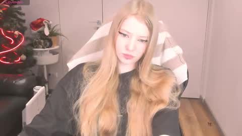 Snapshot of fluffy_ice chatting on December 17, 4:02 pm Mia online show from December 17, 4:02 pm