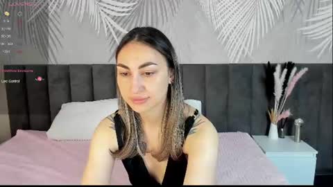 Snapshot of fly_ari chatting on June 12, 1:59 am fly_ari online show from June 12, 1:59 am