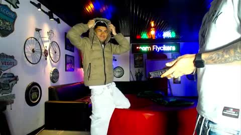 Snapshot of flyckers chatting on April 29, 12:09 pm flyckers online show from April 29, 12:09 pm