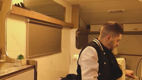 independent model online show from February 28, 6:20 pm