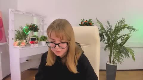 Snapshot of forest__song chatting on October 18, 6:16 am Sophia online show from October 18, 6:16 am
