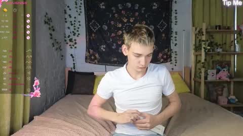 Snapshot of forever_eren chatting on November 12, 9:10 am forever_eren online show from November 12, 9:10 am