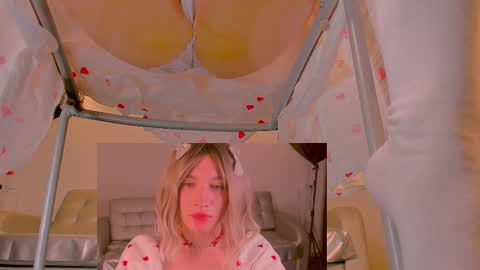 Snapshot of foxy_jpg chatting on February 10, 9:04 pm Sue online show from February 10, 9:04 pm