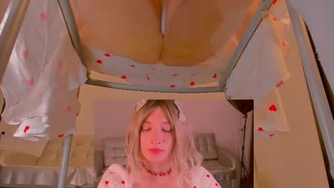 Snapshot of foxy_jpg chatting on February 11, 12:06 am Sue online show from February 11, 12:06 am