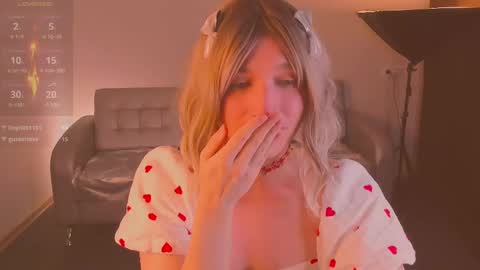 Snapshot of foxy_jpg chatting on February 11, 11:44 pm Sue online show from February 11, 11:44 pm