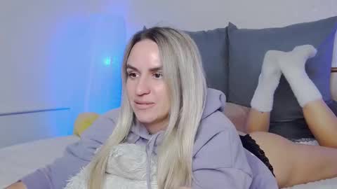 Foxy Kimmi online show from November 25, 6:35 am