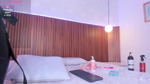 foxy_kylie online show from March 8, 2:04 am