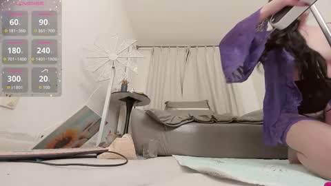 yiyi online show from November 12, 12:05 pm