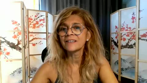 Snapshot of francelune chatting on July 5, 9:49 am francelune online show from July 5, 9:49 am