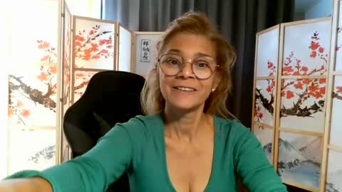 Snapshot of francelune chatting on July 6, 12:13 pm francelune online show from July 6, 12:13 pm
