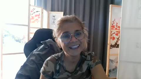 Snapshot of francelune chatting on July 10, 2:30 pm francelune online show from July 10, 2:30 pm