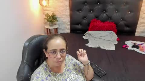 Snapshot of francesca_bbw chatting on June 5, 6:52 am online show from June 5, 6:52 am