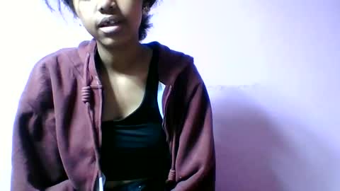 Snapshot of francia333068 chatting on June 10, 7:46 pm francia333068 online show from June 10, 7:46 pm